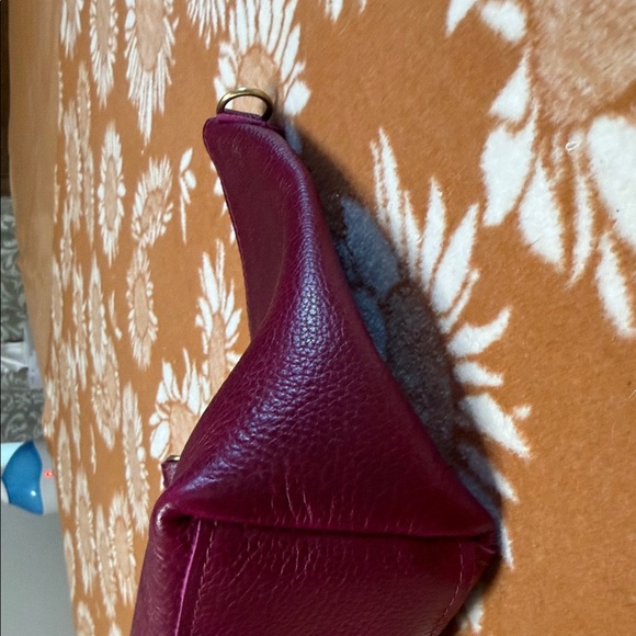 Portland Leather Women’s Shoulder Bag in Deep Plum / Fusia with Crochet Strap - Picture 5 of 7